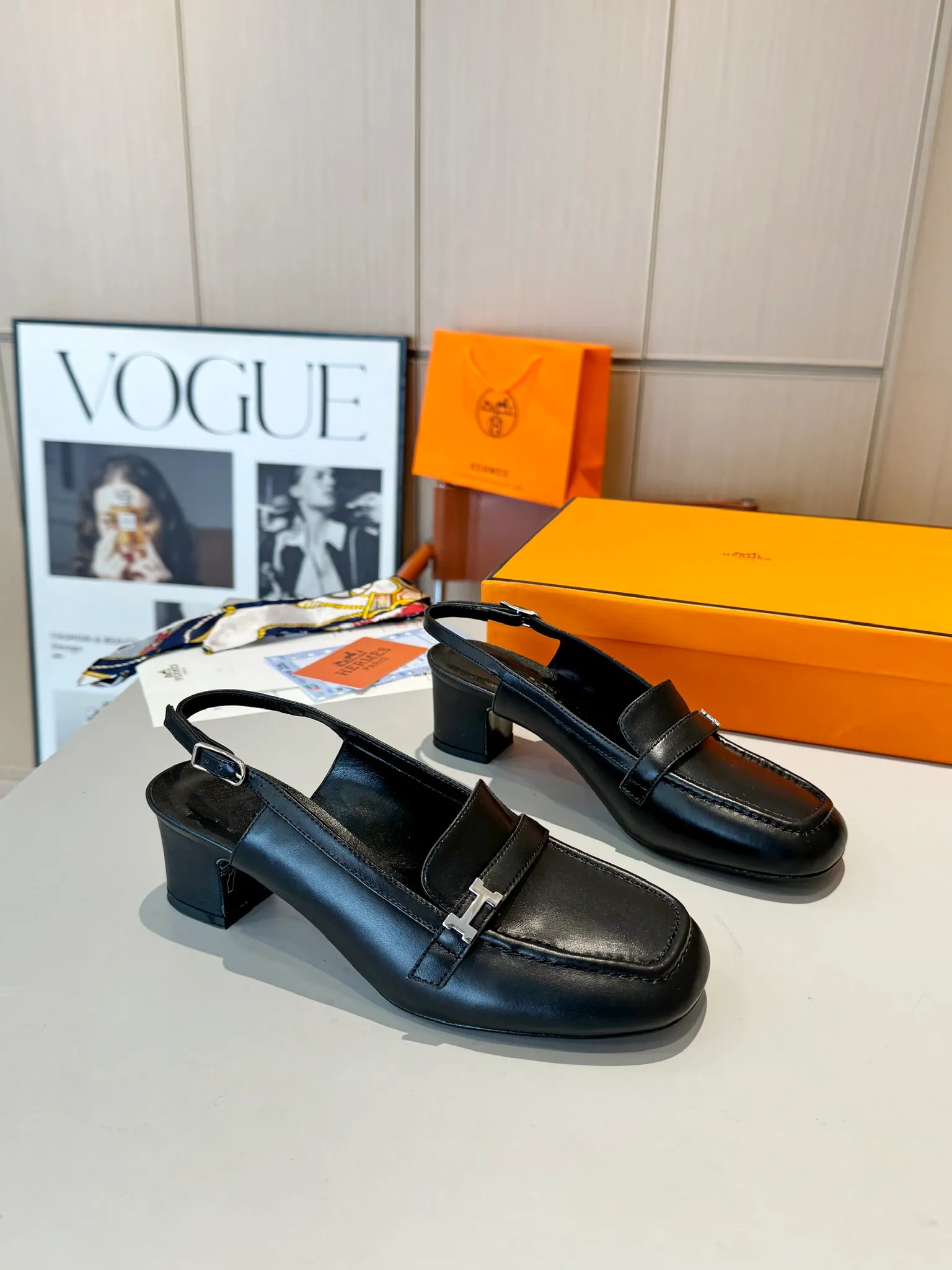 👟👟Ex-factory price 520👟👟 Hermes Groupie square-toe H-buckle mules, half-drag high heels and flat heels; the foot feel at the counter is invincible, groupie Mule shoes are made of h-buckle canvas and calfskin with mini silver Paris shoe buckles and contrasting piping. They are super beautiful in real life. Upper: imported original calfskin/original molded fabric. Lining: sheepskin. Outsole: Italian genuine leather outsole. Original packaging. Heel height: 5cm and 2 types of flat heel. Size: 35-41 (customized in size 42). Color: 6 colors.